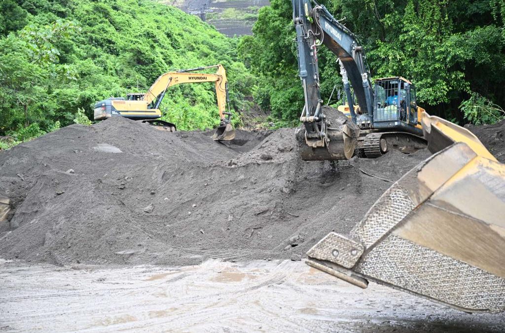 Tempête Philippe : Déblaiement de la RD6, un chantier colossal