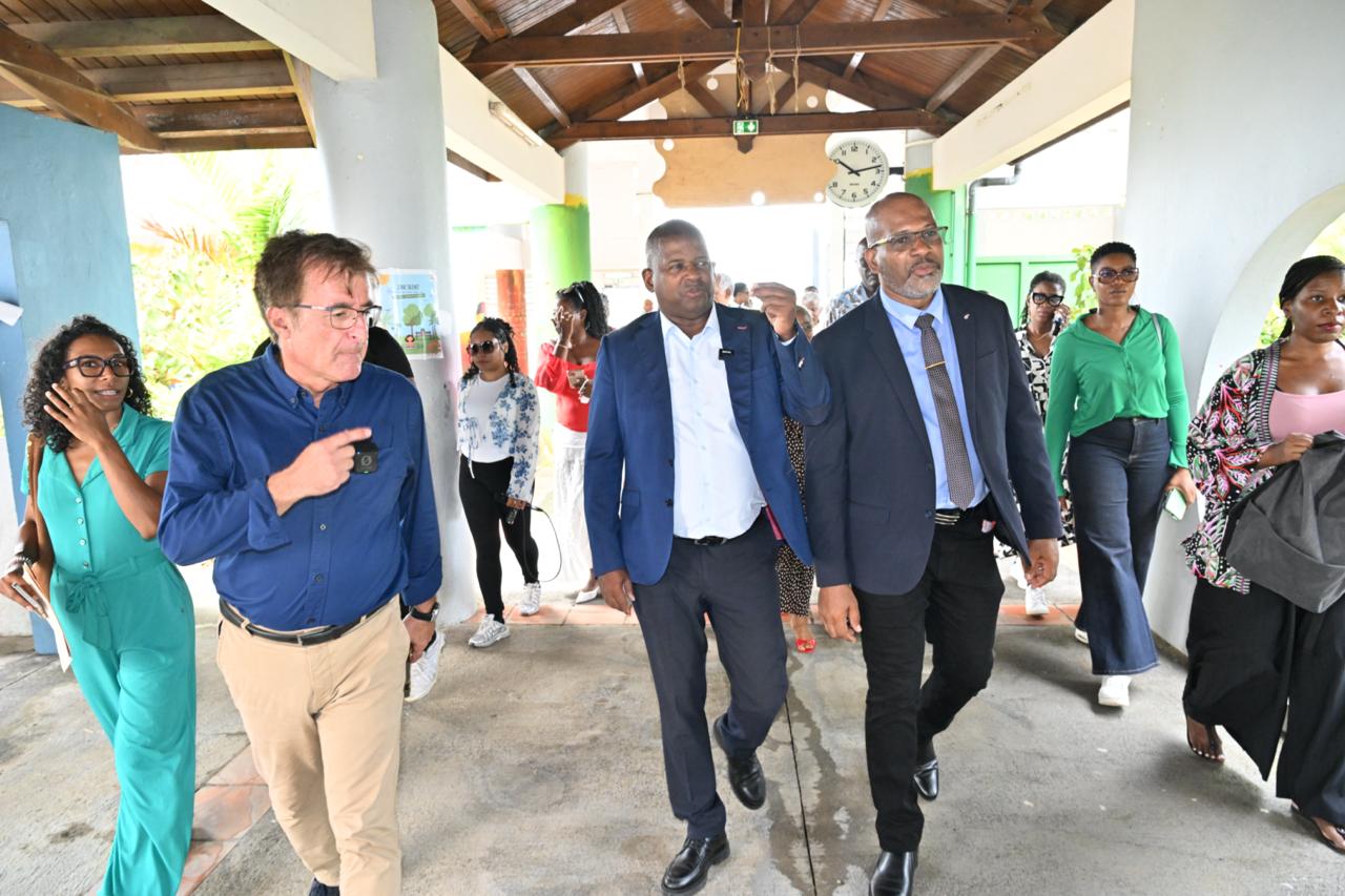 Visite du Président Guy Losbar au collège de Port-Louis